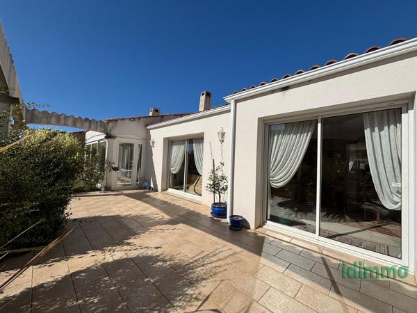 SUPERBE VILLA BOURGEOISE DE STYLE RETHAIS DE 180 M2 SUR UN TERRAIN CLOS ET ARBORE DE 1122 M2. A 15 MN DE LA La Jarrie (17220)
