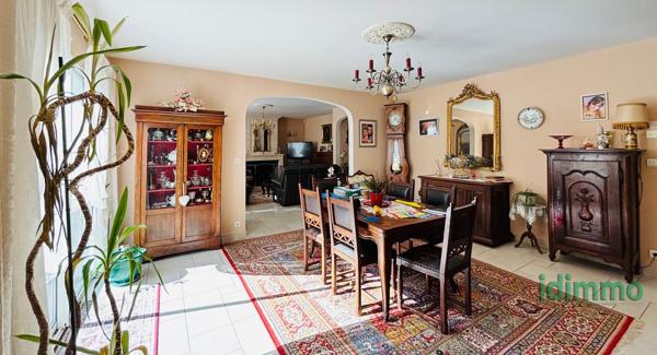 SUPERBE VILLA BOURGEOISE DE STYLE RETHAIS DE 180 M2 SUR UN TERRAIN CLOS ET ARBORE DE 1122 M2. A 15 MN DE LA La Jarrie (17220)
