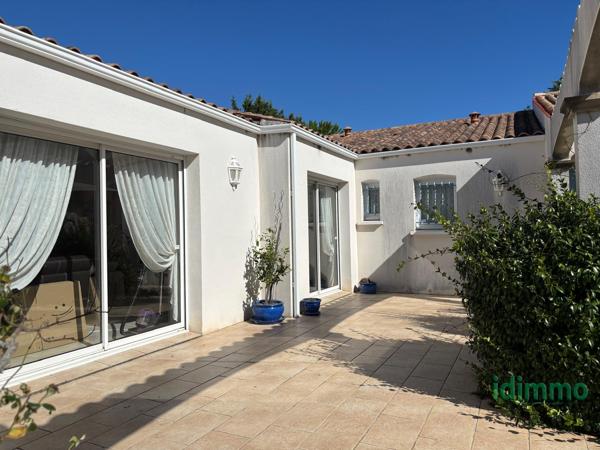 SUPERBE VILLA BOURGEOISE DE STYLE RETHAIS DE 180 M2 SUR UN TERRAIN CLOS ET ARBORE DE 1122 M2. A 15 MN DE LA La Jarrie (17220)