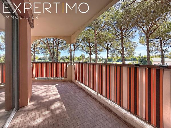 EXCLUSIVITE MANDELIEU-LA-NAPOULE – CAPITOU | 2 PIÈCES DE 30,02 M² AVEC TERRASSE DE 20 M² CAVE ET PARKING Emmanuelle RAMOS vous propose en exclusivité ce 2 pièces de 30,02 m² Loi Carrez, situé dans le secteur recherché de Capitou à Mandelieu-la-Napoule, au sein d’une résidence avec gardien et piscine.