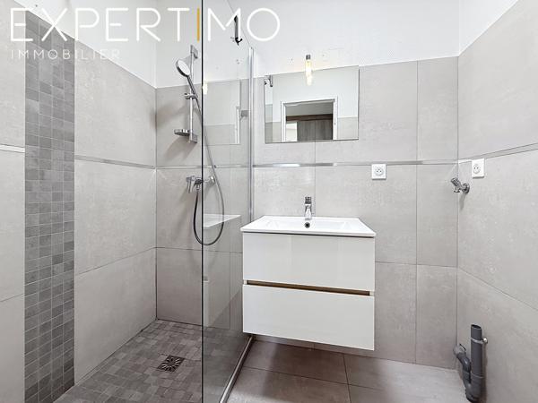 EXCLUSIVITE MANDELIEU-LA-NAPOULE – CAPITOU | 2 PIÈCES DE 30,02 M² AVEC TERRASSE DE 20 M² CAVE ET PARKING Emmanuelle RAMOS vous propose en exclusivité ce 2 pièces de 30,02 m² Loi Carrez, situé dans le secteur recherché de Capitou à Mandelieu-la-Napoule, au sein d’une résidence avec gardien et piscine.