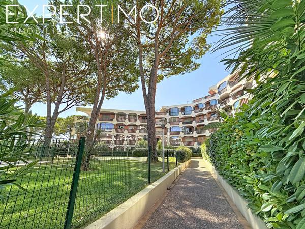 EXCLUSIVITE MANDELIEU-LA-NAPOULE – CAPITOU | 2 PIÈCES DE 30,02 M² AVEC TERRASSE DE 20 M² CAVE ET PARKING Emmanuelle RAMOS vous propose en exclusivité ce 2 pièces de 30,02 m² Loi Carrez, situé dans le secteur recherché de Capitou à Mandelieu-la-Napoule, au sein d’une résidence avec gardien et piscine.