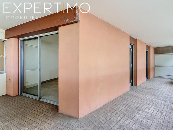 EXCLUSIVITE MANDELIEU-LA-NAPOULE – CAPITOU | 2 PIÈCES DE 30,02 M² AVEC TERRASSE DE 20 M² CAVE ET PARKING Emmanuelle RAMOS vous propose en exclusivité ce 2 pièces de 30,02 m² Loi Carrez, situé dans le secteur recherché de Capitou à Mandelieu-la-Napoule, au sein d’une résidence avec gardien et piscine.