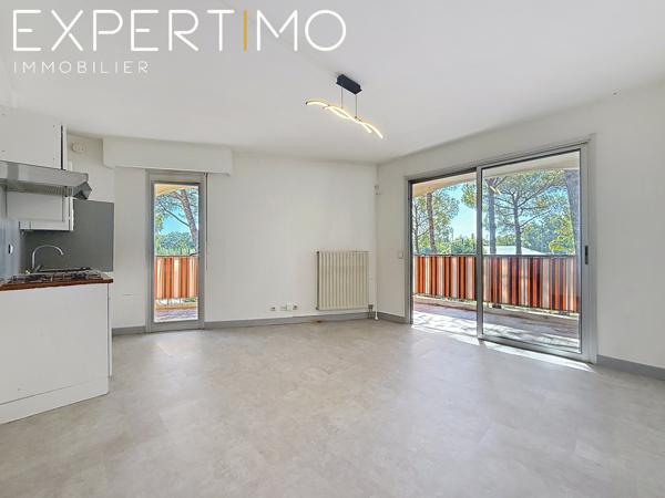 EXCLUSIVITE MANDELIEU-LA-NAPOULE – CAPITOU | 2 PIÈCES DE 30,02 M² AVEC TERRASSE DE 20 M² CAVE ET PARKING Emmanuelle RAMOS vous propose en exclusivité ce 2 pièces de 30,02 m² Loi Carrez, situé dans le secteur recherché de Capitou à Mandelieu-la-Napoule, au sein d’une résidence avec gardien et piscine.