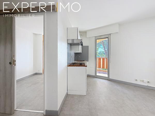 EXCLUSIVITE MANDELIEU-LA-NAPOULE – CAPITOU | 2 PIÈCES DE 30,02 M² AVEC TERRASSE DE 20 M² CAVE ET PARKING Emmanuelle RAMOS vous propose en exclusivité ce 2 pièces de 30,02 m² Loi Carrez, situé dans le secteur recherché de Capitou à Mandelieu-la-Napoule, au sein d’une résidence avec gardien et piscine.