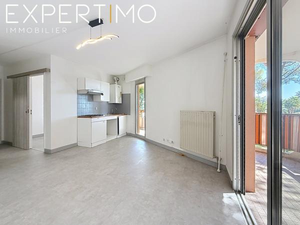 EXCLUSIVITE MANDELIEU-LA-NAPOULE – CAPITOU | 2 PIÈCES DE 30,02 M² AVEC TERRASSE DE 20 M² CAVE ET PARKING Emmanuelle RAMOS vous propose en exclusivité ce 2 pièces de 30,02 m² Loi Carrez, situé dans le secteur recherché de Capitou à Mandelieu-la-Napoule, au sein d’une résidence avec gardien et piscine.