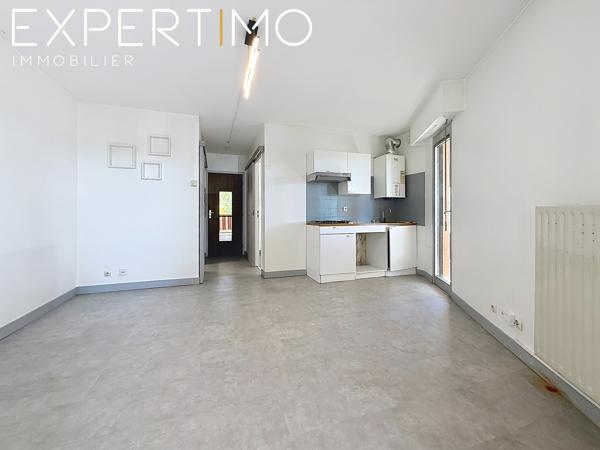 EXCLUSIVITE MANDELIEU-LA-NAPOULE – CAPITOU | 2 PIÈCES DE 30,02 M² AVEC TERRASSE DE 20 M² CAVE ET PARKING Emmanuelle RAMOS vous propose en exclusivité ce 2 pièces de 30,02 m² Loi Carrez, situé dans le secteur recherché de Capitou à Mandelieu-la-Napoule, au sein d’une résidence avec gardien et piscine.