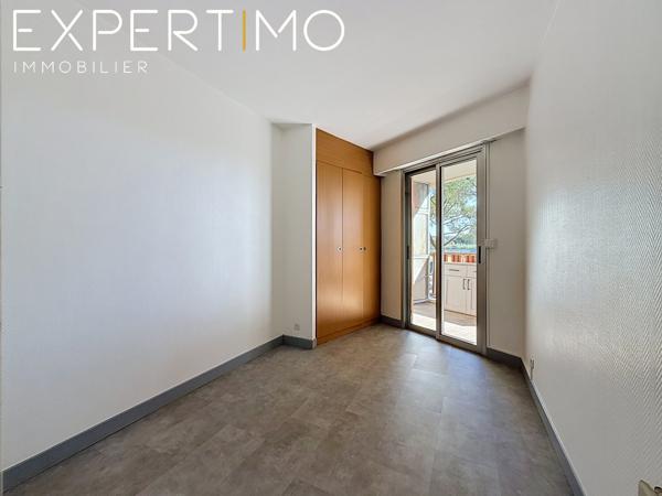 EXCLUSIVITE MANDELIEU-LA-NAPOULE – CAPITOU | 2 PIÈCES DE 30,02 M² AVEC TERRASSE DE 20 M² CAVE ET PARKING Emmanuelle RAMOS vous propose en exclusivité ce 2 pièces de 30,02 m² Loi Carrez, situé dans le secteur recherché de Capitou à Mandelieu-la-Napoule, au sein d’une résidence avec gardien et piscine.