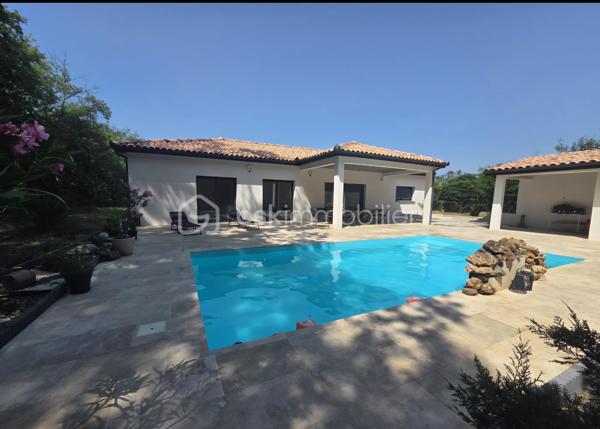 À seulement 5 minutes des commerces de Caussade, découvrez cette agréable maison de plain-pied offrant confort, volumes et prestations de qualité, implantée sur une belle parcelle de plus de 1 400 m².

Dès l’entrée, vous serez séduits par une vaste pièce de vie lumineuse avec cuisine ouverte entièrement équipée, pensée pour partager des moments conviviaux en famille ou entre amis. Un espace cellier / buanderie complète l’ensemble, avec accès direct au garage attenant.

L’espace nuit se compose de 4 belles chambres avec placards intégrés, dont une suite parentale disposant de son dressing et de sa salle d’eau privative. Une salle de bain indépendante avec douche et baignoire vient compléter cet espace, offrant confort et fonctionnalité à toute la famille.

À l’extérieur, la propriété bénéficie d’un bel espace de stationnement permettant d’accueillir plusieurs véhicules. À l’arrière, vous profiterez d’un véritable espace détente avec piscine, pool house et belle terrasse couverte, idéal pour profiter pleinement des beaux jours dans un environnement calme et agréable.

Un bien rare sur le secteur, alliant volumes, fonctionnalité et qualité de vie, à proximité immédiate des commodités.