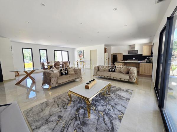 À seulement 5 minutes des commerces de Caussade, découvrez cette agréable maison de plain-pied offrant confort, volumes et prestations de qualité, implantée sur une belle parcelle de plus de 1 400 m².

Dès l’entrée, vous serez séduits par une vaste pièce de vie lumineuse avec cuisine ouverte entièrement équipée, pensée pour partager des moments conviviaux en famille ou entre amis. Un espace cellier / buanderie complète l’ensemble, avec accès direct au garage attenant.

L’espace nuit se compose de 4 belles chambres avec placards intégrés, dont une suite parentale disposant de son dressing et de sa salle d’eau privative. Une salle de bain indépendante avec douche et baignoire vient compléter cet espace, offrant confort et fonctionnalité à toute la famille.

À l’extérieur, la propriété bénéficie d’un bel espace de stationnement permettant d’accueillir plusieurs véhicules. À l’arrière, vous profiterez d’un véritable espace détente avec piscine, pool house et belle terrasse couverte, idéal pour profiter pleinement des beaux jours dans un environnement calme et agréable.

Un bien rare sur le secteur, alliant volumes, fonctionnalité et qualité de vie, à proximité immédiate des commodités.
