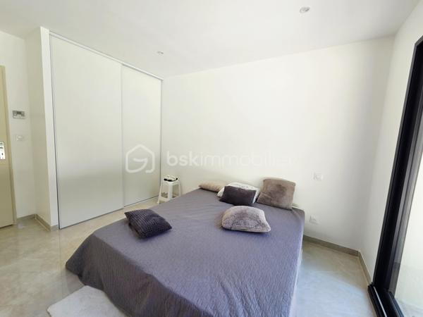 À seulement 5 minutes des commerces de Caussade, découvrez cette agréable maison de plain-pied offrant confort, volumes et prestations de qualité, implantée sur une belle parcelle de plus de 1 400 m².

Dès l’entrée, vous serez séduits par une vaste pièce de vie lumineuse avec cuisine ouverte entièrement équipée, pensée pour partager des moments conviviaux en famille ou entre amis. Un espace cellier / buanderie complète l’ensemble, avec accès direct au garage attenant.

L’espace nuit se compose de 4 belles chambres avec placards intégrés, dont une suite parentale disposant de son dressing et de sa salle d’eau privative. Une salle de bain indépendante avec douche et baignoire vient compléter cet espace, offrant confort et fonctionnalité à toute la famille.

À l’extérieur, la propriété bénéficie d’un bel espace de stationnement permettant d’accueillir plusieurs véhicules. À l’arrière, vous profiterez d’un véritable espace détente avec piscine, pool house et belle terrasse couverte, idéal pour profiter pleinement des beaux jours dans un environnement calme et agréable.

Un bien rare sur le secteur, alliant volumes, fonctionnalité et qualité de vie, à proximité immédiate des commodités.