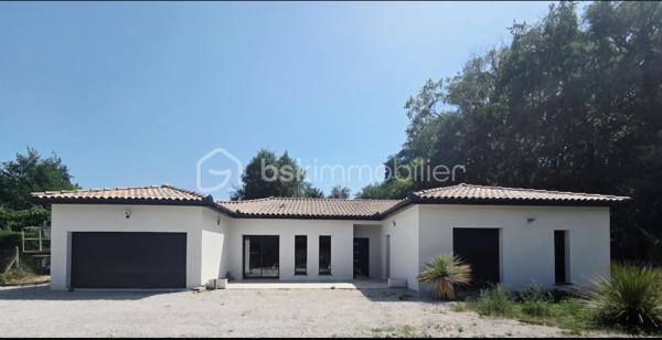 À seulement 5 minutes des commerces de Caussade, découvrez cette agréable maison de plain-pied offrant confort, volumes et prestations de qualité, implantée sur une belle parcelle de plus de 1 400 m².

Dès l’entrée, vous serez séduits par une vaste pièce de vie lumineuse avec cuisine ouverte entièrement équipée, pensée pour partager des moments conviviaux en famille ou entre amis. Un espace cellier / buanderie complète l’ensemble, avec accès direct au garage attenant.

L’espace nuit se compose de 4 belles chambres avec placards intégrés, dont une suite parentale disposant de son dressing et de sa salle d’eau privative. Une salle de bain indépendante avec douche et baignoire vient compléter cet espace, offrant confort et fonctionnalité à toute la famille.

À l’extérieur, la propriété bénéficie d’un bel espace de stationnement permettant d’accueillir plusieurs véhicules. À l’arrière, vous profiterez d’un véritable espace détente avec piscine, pool house et belle terrasse couverte, idéal pour profiter pleinement des beaux jours dans un environnement calme et agréable.

Un bien rare sur le secteur, alliant volumes, fonctionnalité et qualité de vie, à proximité immédiate des commodités.