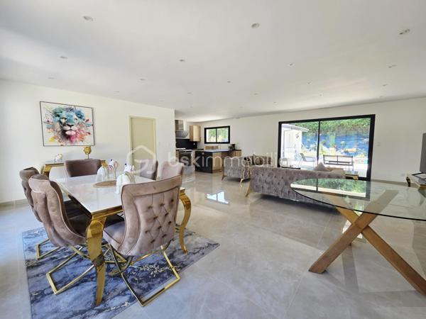 À seulement 5 minutes des commerces de Caussade, découvrez cette agréable maison de plain-pied offrant confort, volumes et prestations de qualité, implantée sur une belle parcelle de plus de 1 400 m².

Dès l’entrée, vous serez séduits par une vaste pièce de vie lumineuse avec cuisine ouverte entièrement équipée, pensée pour partager des moments conviviaux en famille ou entre amis. Un espace cellier / buanderie complète l’ensemble, avec accès direct au garage attenant.

L’espace nuit se compose de 4 belles chambres avec placards intégrés, dont une suite parentale disposant de son dressing et de sa salle d’eau privative. Une salle de bain indépendante avec douche et baignoire vient compléter cet espace, offrant confort et fonctionnalité à toute la famille.

À l’extérieur, la propriété bénéficie d’un bel espace de stationnement permettant d’accueillir plusieurs véhicules. À l’arrière, vous profiterez d’un véritable espace détente avec piscine, pool house et belle terrasse couverte, idéal pour profiter pleinement des beaux jours dans un environnement calme et agréable.

Un bien rare sur le secteur, alliant volumes, fonctionnalité et qualité de vie, à proximité immédiate des commodités.