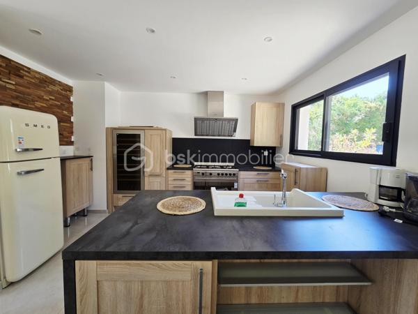 À seulement 5 minutes des commerces de Caussade, découvrez cette agréable maison de plain-pied offrant confort, volumes et prestations de qualité, implantée sur une belle parcelle de plus de 1 400 m².

Dès l’entrée, vous serez séduits par une vaste pièce de vie lumineuse avec cuisine ouverte entièrement équipée, pensée pour partager des moments conviviaux en famille ou entre amis. Un espace cellier / buanderie complète l’ensemble, avec accès direct au garage attenant.

L’espace nuit se compose de 4 belles chambres avec placards intégrés, dont une suite parentale disposant de son dressing et de sa salle d’eau privative. Une salle de bain indépendante avec douche et baignoire vient compléter cet espace, offrant confort et fonctionnalité à toute la famille.

À l’extérieur, la propriété bénéficie d’un bel espace de stationnement permettant d’accueillir plusieurs véhicules. À l’arrière, vous profiterez d’un véritable espace détente avec piscine, pool house et belle terrasse couverte, idéal pour profiter pleinement des beaux jours dans un environnement calme et agréable.

Un bien rare sur le secteur, alliant volumes, fonctionnalité et qualité de vie, à proximité immédiate des commodités.