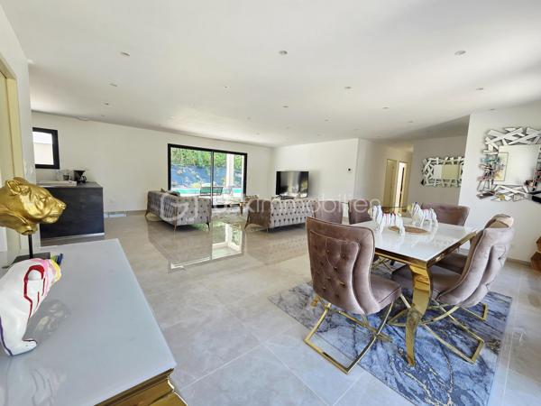 À seulement 5 minutes des commerces de Caussade, découvrez cette agréable maison de plain-pied offrant confort, volumes et prestations de qualité, implantée sur une belle parcelle de plus de 1 400 m².

Dès l’entrée, vous serez séduits par une vaste pièce de vie lumineuse avec cuisine ouverte entièrement équipée, pensée pour partager des moments conviviaux en famille ou entre amis. Un espace cellier / buanderie complète l’ensemble, avec accès direct au garage attenant.

L’espace nuit se compose de 4 belles chambres avec placards intégrés, dont une suite parentale disposant de son dressing et de sa salle d’eau privative. Une salle de bain indépendante avec douche et baignoire vient compléter cet espace, offrant confort et fonctionnalité à toute la famille.

À l’extérieur, la propriété bénéficie d’un bel espace de stationnement permettant d’accueillir plusieurs véhicules. À l’arrière, vous profiterez d’un véritable espace détente avec piscine, pool house et belle terrasse couverte, idéal pour profiter pleinement des beaux jours dans un environnement calme et agréable.

Un bien rare sur le secteur, alliant volumes, fonctionnalité et qualité de vie, à proximité immédiate des commodités.