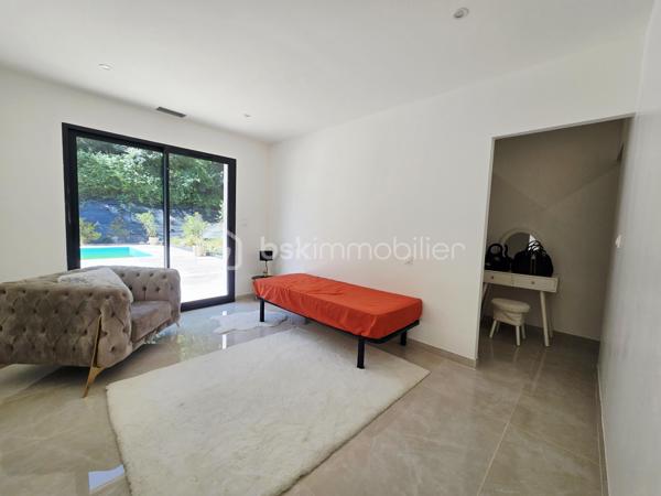 À seulement 5 minutes des commerces de Caussade, découvrez cette agréable maison de plain-pied offrant confort, volumes et prestations de qualité, implantée sur une belle parcelle de plus de 1 400 m².

Dès l’entrée, vous serez séduits par une vaste pièce de vie lumineuse avec cuisine ouverte entièrement équipée, pensée pour partager des moments conviviaux en famille ou entre amis. Un espace cellier / buanderie complète l’ensemble, avec accès direct au garage attenant.

L’espace nuit se compose de 4 belles chambres avec placards intégrés, dont une suite parentale disposant de son dressing et de sa salle d’eau privative. Une salle de bain indépendante avec douche et baignoire vient compléter cet espace, offrant confort et fonctionnalité à toute la famille.

À l’extérieur, la propriété bénéficie d’un bel espace de stationnement permettant d’accueillir plusieurs véhicules. À l’arrière, vous profiterez d’un véritable espace détente avec piscine, pool house et belle terrasse couverte, idéal pour profiter pleinement des beaux jours dans un environnement calme et agréable.

Un bien rare sur le secteur, alliant volumes, fonctionnalité et qualité de vie, à proximité immédiate des commodités.