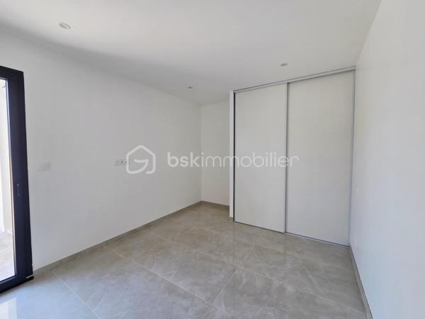 À seulement 5 minutes des commerces de Caussade, découvrez cette agréable maison de plain-pied offrant confort, volumes et prestations de qualité, implantée sur une belle parcelle de plus de 1 400 m².

Dès l’entrée, vous serez séduits par une vaste pièce de vie lumineuse avec cuisine ouverte entièrement équipée, pensée pour partager des moments conviviaux en famille ou entre amis. Un espace cellier / buanderie complète l’ensemble, avec accès direct au garage attenant.

L’espace nuit se compose de 4 belles chambres avec placards intégrés, dont une suite parentale disposant de son dressing et de sa salle d’eau privative. Une salle de bain indépendante avec douche et baignoire vient compléter cet espace, offrant confort et fonctionnalité à toute la famille.

À l’extérieur, la propriété bénéficie d’un bel espace de stationnement permettant d’accueillir plusieurs véhicules. À l’arrière, vous profiterez d’un véritable espace détente avec piscine, pool house et belle terrasse couverte, idéal pour profiter pleinement des beaux jours dans un environnement calme et agréable.

Un bien rare sur le secteur, alliant volumes, fonctionnalité et qualité de vie, à proximité immédiate des commodités.