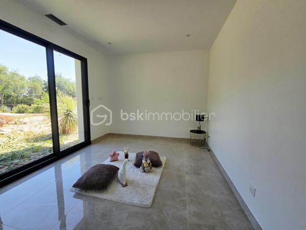 À seulement 5 minutes des commerces de Caussade, découvrez cette agréable maison de plain-pied offrant confort, volumes et prestations de qualité, implantée sur une belle parcelle de plus de 1 400 m².

Dès l’entrée, vous serez séduits par une vaste pièce de vie lumineuse avec cuisine ouverte entièrement équipée, pensée pour partager des moments conviviaux en famille ou entre amis. Un espace cellier / buanderie complète l’ensemble, avec accès direct au garage attenant.

L’espace nuit se compose de 4 belles chambres avec placards intégrés, dont une suite parentale disposant de son dressing et de sa salle d’eau privative. Une salle de bain indépendante avec douche et baignoire vient compléter cet espace, offrant confort et fonctionnalité à toute la famille.

À l’extérieur, la propriété bénéficie d’un bel espace de stationnement permettant d’accueillir plusieurs véhicules. À l’arrière, vous profiterez d’un véritable espace détente avec piscine, pool house et belle terrasse couverte, idéal pour profiter pleinement des beaux jours dans un environnement calme et agréable.

Un bien rare sur le secteur, alliant volumes, fonctionnalité et qualité de vie, à proximité immédiate des commodités.