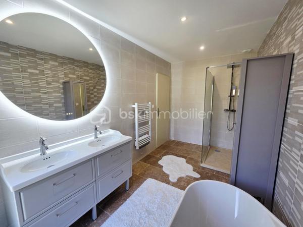 À seulement 5 minutes des commerces de Caussade, découvrez cette agréable maison de plain-pied offrant confort, volumes et prestations de qualité, implantée sur une belle parcelle de plus de 1 400 m².

Dès l’entrée, vous serez séduits par une vaste pièce de vie lumineuse avec cuisine ouverte entièrement équipée, pensée pour partager des moments conviviaux en famille ou entre amis. Un espace cellier / buanderie complète l’ensemble, avec accès direct au garage attenant.

L’espace nuit se compose de 4 belles chambres avec placards intégrés, dont une suite parentale disposant de son dressing et de sa salle d’eau privative. Une salle de bain indépendante avec douche et baignoire vient compléter cet espace, offrant confort et fonctionnalité à toute la famille.

À l’extérieur, la propriété bénéficie d’un bel espace de stationnement permettant d’accueillir plusieurs véhicules. À l’arrière, vous profiterez d’un véritable espace détente avec piscine, pool house et belle terrasse couverte, idéal pour profiter pleinement des beaux jours dans un environnement calme et agréable.

Un bien rare sur le secteur, alliant volumes, fonctionnalité et qualité de vie, à proximité immédiate des commodités.