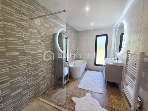 À seulement 5 minutes des commerces de Caussade, découvrez cette agréable maison de plain-pied offrant confort, volumes et prestations de qualité, implantée sur une belle parcelle de plus de 1 400 m².

Dès l’entrée, vous serez séduits par une vaste pièce de vie lumineuse avec cuisine ouverte entièrement équipée, pensée pour partager des moments conviviaux en famille ou entre amis. Un espace cellier / buanderie complète l’ensemble, avec accès direct au garage attenant.

L’espace nuit se compose de 4 belles chambres avec placards intégrés, dont une suite parentale disposant de son dressing et de sa salle d’eau privative. Une salle de bain indépendante avec douche et baignoire vient compléter cet espace, offrant confort et fonctionnalité à toute la famille.

À l’extérieur, la propriété bénéficie d’un bel espace de stationnement permettant d’accueillir plusieurs véhicules. À l’arrière, vous profiterez d’un véritable espace détente avec piscine, pool house et belle terrasse couverte, idéal pour profiter pleinement des beaux jours dans un environnement calme et agréable.

Un bien rare sur le secteur, alliant volumes, fonctionnalité et qualité de vie, à proximité immédiate des commodités.
