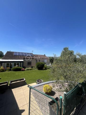 Située dans un environnement privilégié sur les hauteurs d'Albi, cette superbe propriété de 180 m² habitables offre un cadre de vie rare, alliant confort, volumes généreux et prestations de qualité.

Édifiée sur un magnifique terrain paysager de 1 500 m², cette maison familiale de type T6 séduit dès les premiers instants par ses espaces lumineux et sa fonctionnalité. Le cœur de la maison s'articule autour d'une vaste pièce de vie chaleureuse, complétée par une cuisine dinatoire de 18 m², idéale pour partager des moments conviviaux en famille ou entre amis.

L'espace nuit se compose de deux belles chambres, d'une suite parentale confortable ainsi que d'une salle de bains. Chaque espace a été pensé pour offrir confort et intimité à ses occupants.

À l'arrière de la maison, une magnifique véranda de 20 m² baignée de lumière prolonge harmonieusement les espaces de vie. Véritable pièce supplémentaire, elle offre un cadre privilégié pour profiter du jardin et de la piscine tout au long de l'année.

Un véritable atout de cette propriété : un appartement T2 indépendant de 56 m², idéal pour accueillir famille et amis, exercer une activité professionnelle ou générer un revenu locatif complémentaire.

Le sous-sol complète idéalement l'ensemble avec près de 77 m² d'espaces annexes comprenant un garage, une cave, une chaufferie, une buanderie, une salle de sport ainsi qu'une salle d'eau, offrant de nombreuses possibilités de rangement et d'aménagement.

Côté confort, la maison bénéficie d'équipements performants et économiques :
Plancher chauffant dans le salon-séjour et le couloir du coin nuit pour une chaleur douce et homogène ;
Climatisation réversible pour un confort optimal en toute saison ;
Poêle à granulés performant apportant une ambiance chaleureuse à la pièce de vie ;
Panneaux solaires en autoconsommation avec revente du surplus d'électricité, permettant de réduire significativement les dépenses énergétiques.

À l'extérieur, vous profiterez pleinement d'un vaste jardin arboré de 1 500 m² et d'une piscine invitant à la détente dans un environnement calme et recherché.

Une propriété complète, parfaitement entretenue et aux multiples possibilités, idéale pour une grande famille ou pour toute personne en quête d'espace, de confort et de qualité de vie à seulement quelques minutes du centre-ville d'Albi.

Une opportunité rare sur le secteur. À découvrir sans tarder !