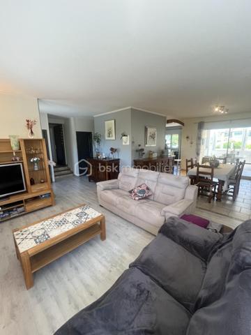Située dans un environnement privilégié sur les hauteurs d'Albi, cette superbe propriété de 180 m² habitables offre un cadre de vie rare, alliant confort, volumes généreux et prestations de qualité.

Édifiée sur un magnifique terrain paysager de 1 500 m², cette maison familiale de type T6 séduit dès les premiers instants par ses espaces lumineux et sa fonctionnalité. Le cœur de la maison s'articule autour d'une vaste pièce de vie chaleureuse, complétée par une cuisine dinatoire de 18 m², idéale pour partager des moments conviviaux en famille ou entre amis.

L'espace nuit se compose de deux belles chambres, d'une suite parentale confortable ainsi que d'une salle de bains. Chaque espace a été pensé pour offrir confort et intimité à ses occupants.

À l'arrière de la maison, une magnifique véranda de 20 m² baignée de lumière prolonge harmonieusement les espaces de vie. Véritable pièce supplémentaire, elle offre un cadre privilégié pour profiter du jardin et de la piscine tout au long de l'année.

Un véritable atout de cette propriété : un appartement T2 indépendant de 56 m², idéal pour accueillir famille et amis, exercer une activité professionnelle ou générer un revenu locatif complémentaire.

Le sous-sol complète idéalement l'ensemble avec près de 77 m² d'espaces annexes comprenant un garage, une cave, une chaufferie, une buanderie, une salle de sport ainsi qu'une salle d'eau, offrant de nombreuses possibilités de rangement et d'aménagement.

Côté confort, la maison bénéficie d'équipements performants et économiques :
Plancher chauffant dans le salon-séjour et le couloir du coin nuit pour une chaleur douce et homogène ;
Climatisation réversible pour un confort optimal en toute saison ;
Poêle à granulés performant apportant une ambiance chaleureuse à la pièce de vie ;
Panneaux solaires en autoconsommation avec revente du surplus d'électricité, permettant de réduire significativement les dépenses énergétiques.

À l'extérieur, vous profiterez pleinement d'un vaste jardin arboré de 1 500 m² et d'une piscine invitant à la détente dans un environnement calme et recherché.

Une propriété complète, parfaitement entretenue et aux multiples possibilités, idéale pour une grande famille ou pour toute personne en quête d'espace, de confort et de qualité de vie à seulement quelques minutes du centre-ville d'Albi.

Une opportunité rare sur le secteur. À découvrir sans tarder !
