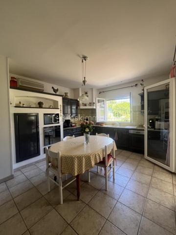 Située dans un environnement privilégié sur les hauteurs d'Albi, cette superbe propriété de 180 m² habitables offre un cadre de vie rare, alliant confort, volumes généreux et prestations de qualité.

Édifiée sur un magnifique terrain paysager de 1 500 m², cette maison familiale de type T6 séduit dès les premiers instants par ses espaces lumineux et sa fonctionnalité. Le cœur de la maison s'articule autour d'une vaste pièce de vie chaleureuse, complétée par une cuisine dinatoire de 18 m², idéale pour partager des moments conviviaux en famille ou entre amis.

L'espace nuit se compose de deux belles chambres, d'une suite parentale confortable ainsi que d'une salle de bains. Chaque espace a été pensé pour offrir confort et intimité à ses occupants.

À l'arrière de la maison, une magnifique véranda de 20 m² baignée de lumière prolonge harmonieusement les espaces de vie. Véritable pièce supplémentaire, elle offre un cadre privilégié pour profiter du jardin et de la piscine tout au long de l'année.

Un véritable atout de cette propriété : un appartement T2 indépendant de 56 m², idéal pour accueillir famille et amis, exercer une activité professionnelle ou générer un revenu locatif complémentaire.

Le sous-sol complète idéalement l'ensemble avec près de 77 m² d'espaces annexes comprenant un garage, une cave, une chaufferie, une buanderie, une salle de sport ainsi qu'une salle d'eau, offrant de nombreuses possibilités de rangement et d'aménagement.

Côté confort, la maison bénéficie d'équipements performants et économiques :
Plancher chauffant dans le salon-séjour et le couloir du coin nuit pour une chaleur douce et homogène ;
Climatisation réversible pour un confort optimal en toute saison ;
Poêle à granulés performant apportant une ambiance chaleureuse à la pièce de vie ;
Panneaux solaires en autoconsommation avec revente du surplus d'électricité, permettant de réduire significativement les dépenses énergétiques.

À l'extérieur, vous profiterez pleinement d'un vaste jardin arboré de 1 500 m² et d'une piscine invitant à la détente dans un environnement calme et recherché.

Une propriété complète, parfaitement entretenue et aux multiples possibilités, idéale pour une grande famille ou pour toute personne en quête d'espace, de confort et de qualité de vie à seulement quelques minutes du centre-ville d'Albi.

Une opportunité rare sur le secteur. À découvrir sans tarder !