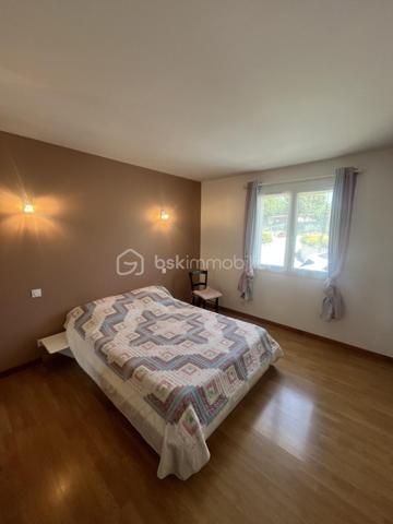 Située dans un environnement privilégié sur les hauteurs d'Albi, cette superbe propriété de 180 m² habitables offre un cadre de vie rare, alliant confort, volumes généreux et prestations de qualité.

Édifiée sur un magnifique terrain paysager de 1 500 m², cette maison familiale de type T6 séduit dès les premiers instants par ses espaces lumineux et sa fonctionnalité. Le cœur de la maison s'articule autour d'une vaste pièce de vie chaleureuse, complétée par une cuisine dinatoire de 18 m², idéale pour partager des moments conviviaux en famille ou entre amis.

L'espace nuit se compose de deux belles chambres, d'une suite parentale confortable ainsi que d'une salle de bains. Chaque espace a été pensé pour offrir confort et intimité à ses occupants.

À l'arrière de la maison, une magnifique véranda de 20 m² baignée de lumière prolonge harmonieusement les espaces de vie. Véritable pièce supplémentaire, elle offre un cadre privilégié pour profiter du jardin et de la piscine tout au long de l'année.

Un véritable atout de cette propriété : un appartement T2 indépendant de 56 m², idéal pour accueillir famille et amis, exercer une activité professionnelle ou générer un revenu locatif complémentaire.

Le sous-sol complète idéalement l'ensemble avec près de 77 m² d'espaces annexes comprenant un garage, une cave, une chaufferie, une buanderie, une salle de sport ainsi qu'une salle d'eau, offrant de nombreuses possibilités de rangement et d'aménagement.

Côté confort, la maison bénéficie d'équipements performants et économiques :
Plancher chauffant dans le salon-séjour et le couloir du coin nuit pour une chaleur douce et homogène ;
Climatisation réversible pour un confort optimal en toute saison ;
Poêle à granulés performant apportant une ambiance chaleureuse à la pièce de vie ;
Panneaux solaires en autoconsommation avec revente du surplus d'électricité, permettant de réduire significativement les dépenses énergétiques.

À l'extérieur, vous profiterez pleinement d'un vaste jardin arboré de 1 500 m² et d'une piscine invitant à la détente dans un environnement calme et recherché.

Une propriété complète, parfaitement entretenue et aux multiples possibilités, idéale pour une grande famille ou pour toute personne en quête d'espace, de confort et de qualité de vie à seulement quelques minutes du centre-ville d'Albi.

Une opportunité rare sur le secteur. À découvrir sans tarder !