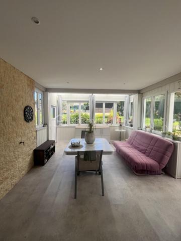 Située dans un environnement privilégié sur les hauteurs d'Albi, cette superbe propriété de 180 m² habitables offre un cadre de vie rare, alliant confort, volumes généreux et prestations de qualité.

Édifiée sur un magnifique terrain paysager de 1 500 m², cette maison familiale de type T6 séduit dès les premiers instants par ses espaces lumineux et sa fonctionnalité. Le cœur de la maison s'articule autour d'une vaste pièce de vie chaleureuse, complétée par une cuisine dinatoire de 18 m², idéale pour partager des moments conviviaux en famille ou entre amis.

L'espace nuit se compose de deux belles chambres, d'une suite parentale confortable ainsi que d'une salle de bains. Chaque espace a été pensé pour offrir confort et intimité à ses occupants.

À l'arrière de la maison, une magnifique véranda de 20 m² baignée de lumière prolonge harmonieusement les espaces de vie. Véritable pièce supplémentaire, elle offre un cadre privilégié pour profiter du jardin et de la piscine tout au long de l'année.

Un véritable atout de cette propriété : un appartement T2 indépendant de 56 m², idéal pour accueillir famille et amis, exercer une activité professionnelle ou générer un revenu locatif complémentaire.

Le sous-sol complète idéalement l'ensemble avec près de 77 m² d'espaces annexes comprenant un garage, une cave, une chaufferie, une buanderie, une salle de sport ainsi qu'une salle d'eau, offrant de nombreuses possibilités de rangement et d'aménagement.

Côté confort, la maison bénéficie d'équipements performants et économiques :
Plancher chauffant dans le salon-séjour et le couloir du coin nuit pour une chaleur douce et homogène ;
Climatisation réversible pour un confort optimal en toute saison ;
Poêle à granulés performant apportant une ambiance chaleureuse à la pièce de vie ;
Panneaux solaires en autoconsommation avec revente du surplus d'électricité, permettant de réduire significativement les dépenses énergétiques.

À l'extérieur, vous profiterez pleinement d'un vaste jardin arboré de 1 500 m² et d'une piscine invitant à la détente dans un environnement calme et recherché.

Une propriété complète, parfaitement entretenue et aux multiples possibilités, idéale pour une grande famille ou pour toute personne en quête d'espace, de confort et de qualité de vie à seulement quelques minutes du centre-ville d'Albi.

Une opportunité rare sur le secteur. À découvrir sans tarder !