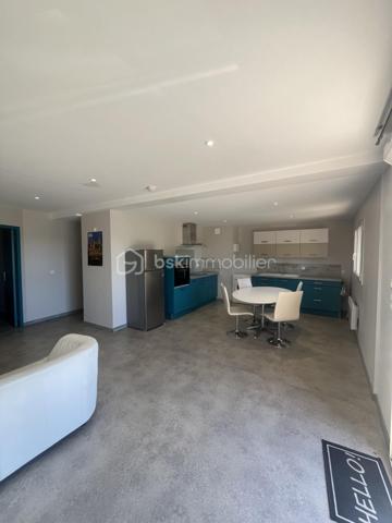 Située dans un environnement privilégié sur les hauteurs d'Albi, cette superbe propriété de 180 m² habitables offre un cadre de vie rare, alliant confort, volumes généreux et prestations de qualité.

Édifiée sur un magnifique terrain paysager de 1 500 m², cette maison familiale de type T6 séduit dès les premiers instants par ses espaces lumineux et sa fonctionnalité. Le cœur de la maison s'articule autour d'une vaste pièce de vie chaleureuse, complétée par une cuisine dinatoire de 18 m², idéale pour partager des moments conviviaux en famille ou entre amis.

L'espace nuit se compose de deux belles chambres, d'une suite parentale confortable ainsi que d'une salle de bains. Chaque espace a été pensé pour offrir confort et intimité à ses occupants.

À l'arrière de la maison, une magnifique véranda de 20 m² baignée de lumière prolonge harmonieusement les espaces de vie. Véritable pièce supplémentaire, elle offre un cadre privilégié pour profiter du jardin et de la piscine tout au long de l'année.

Un véritable atout de cette propriété : un appartement T2 indépendant de 56 m², idéal pour accueillir famille et amis, exercer une activité professionnelle ou générer un revenu locatif complémentaire.

Le sous-sol complète idéalement l'ensemble avec près de 77 m² d'espaces annexes comprenant un garage, une cave, une chaufferie, une buanderie, une salle de sport ainsi qu'une salle d'eau, offrant de nombreuses possibilités de rangement et d'aménagement.

Côté confort, la maison bénéficie d'équipements performants et économiques :
Plancher chauffant dans le salon-séjour et le couloir du coin nuit pour une chaleur douce et homogène ;
Climatisation réversible pour un confort optimal en toute saison ;
Poêle à granulés performant apportant une ambiance chaleureuse à la pièce de vie ;
Panneaux solaires en autoconsommation avec revente du surplus d'électricité, permettant de réduire significativement les dépenses énergétiques.

À l'extérieur, vous profiterez pleinement d'un vaste jardin arboré de 1 500 m² et d'une piscine invitant à la détente dans un environnement calme et recherché.

Une propriété complète, parfaitement entretenue et aux multiples possibilités, idéale pour une grande famille ou pour toute personne en quête d'espace, de confort et de qualité de vie à seulement quelques minutes du centre-ville d'Albi.

Une opportunité rare sur le secteur. À découvrir sans tarder !