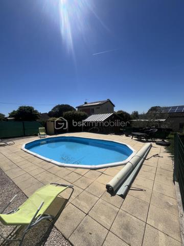 Située dans un environnement privilégié sur les hauteurs d'Albi, cette superbe propriété de 180 m² habitables offre un cadre de vie rare, alliant confort, volumes généreux et prestations de qualité.

Édifiée sur un magnifique terrain paysager de 1 500 m², cette maison familiale de type T6 séduit dès les premiers instants par ses espaces lumineux et sa fonctionnalité. Le cœur de la maison s'articule autour d'une vaste pièce de vie chaleureuse, complétée par une cuisine dinatoire de 18 m², idéale pour partager des moments conviviaux en famille ou entre amis.

L'espace nuit se compose de deux belles chambres, d'une suite parentale confortable ainsi que d'une salle de bains. Chaque espace a été pensé pour offrir confort et intimité à ses occupants.

À l'arrière de la maison, une magnifique véranda de 20 m² baignée de lumière prolonge harmonieusement les espaces de vie. Véritable pièce supplémentaire, elle offre un cadre privilégié pour profiter du jardin et de la piscine tout au long de l'année.

Un véritable atout de cette propriété : un appartement T2 indépendant de 56 m², idéal pour accueillir famille et amis, exercer une activité professionnelle ou générer un revenu locatif complémentaire.

Le sous-sol complète idéalement l'ensemble avec près de 77 m² d'espaces annexes comprenant un garage, une cave, une chaufferie, une buanderie, une salle de sport ainsi qu'une salle d'eau, offrant de nombreuses possibilités de rangement et d'aménagement.

Côté confort, la maison bénéficie d'équipements performants et économiques :
Plancher chauffant dans le salon-séjour et le couloir du coin nuit pour une chaleur douce et homogène ;
Climatisation réversible pour un confort optimal en toute saison ;
Poêle à granulés performant apportant une ambiance chaleureuse à la pièce de vie ;
Panneaux solaires en autoconsommation avec revente du surplus d'électricité, permettant de réduire significativement les dépenses énergétiques.

À l'extérieur, vous profiterez pleinement d'un vaste jardin arboré de 1 500 m² et d'une piscine invitant à la détente dans un environnement calme et recherché.

Une propriété complète, parfaitement entretenue et aux multiples possibilités, idéale pour une grande famille ou pour toute personne en quête d'espace, de confort et de qualité de vie à seulement quelques minutes du centre-ville d'Albi.

Une opportunité rare sur le secteur. À découvrir sans tarder !