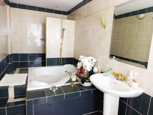 Demeure bourgeoise de 1750 avec tour ,jardin privatif ,garage et fort potentiel d aménagement