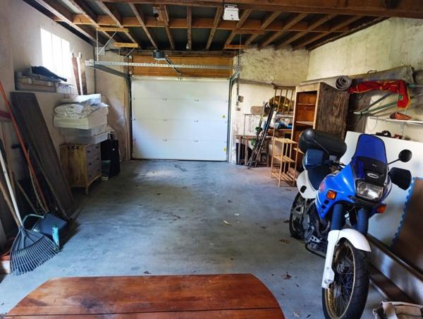 Demeure bourgeoise de 1750 avec tour ,jardin privatif ,garage et fort potentiel d aménagement