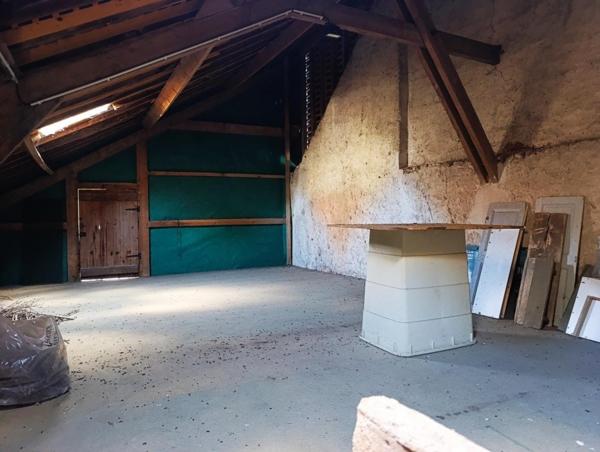 Demeure bourgeoise de 1750 avec tour ,jardin privatif ,garage et fort potentiel d aménagement