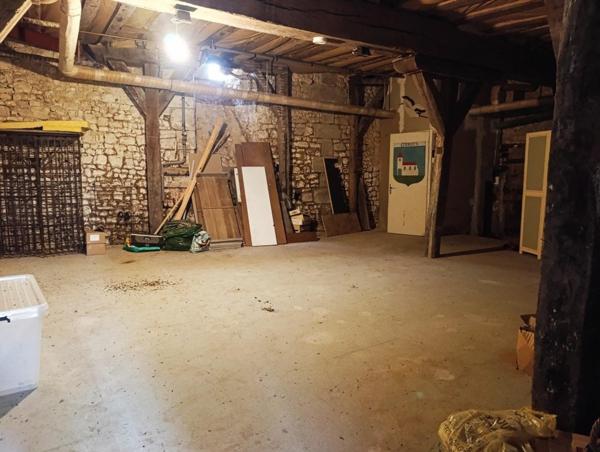 Demeure bourgeoise de 1750 avec tour ,jardin privatif ,garage et fort potentiel d aménagement