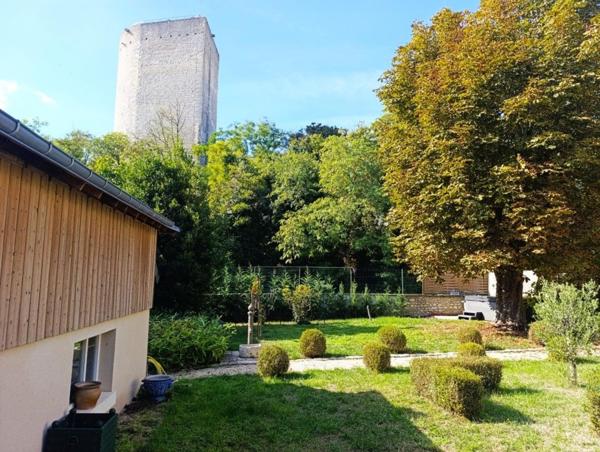 Demeure bourgeoise de 1750 avec tour ,jardin privatif ,garage et fort potentiel d aménagement