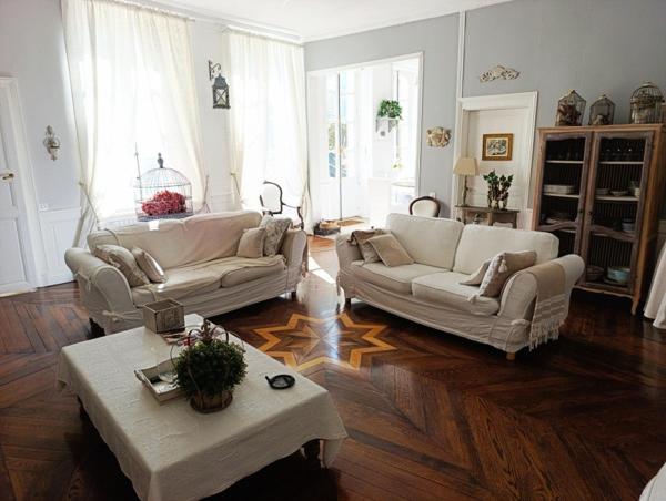 Demeure bourgeoise de 1750 avec tour ,jardin privatif ,garage et fort potentiel d aménagement