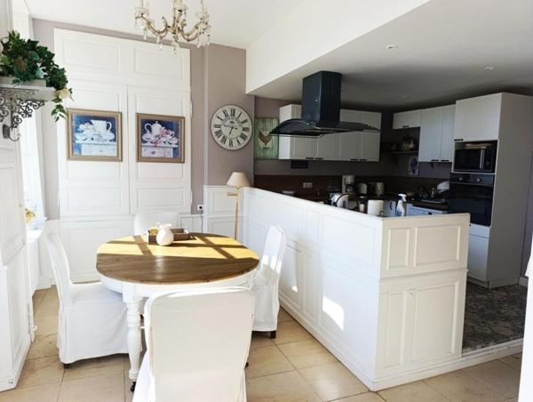 Demeure bourgeoise de 1750 avec tour ,jardin privatif ,garage et fort potentiel d aménagement