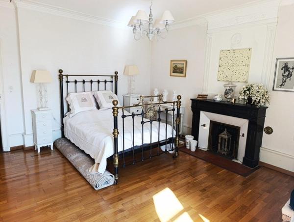 Demeure bourgeoise de 1750 avec tour ,jardin privatif ,garage et fort potentiel d aménagement