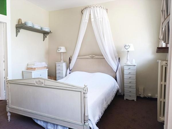 Demeure bourgeoise de 1750 avec tour ,jardin privatif ,garage et fort potentiel d aménagement