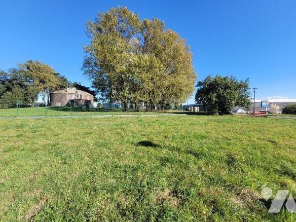 Un terrain situé sur la commune de Dinard, proche des commerces, transports et écoles. Parcelle...
