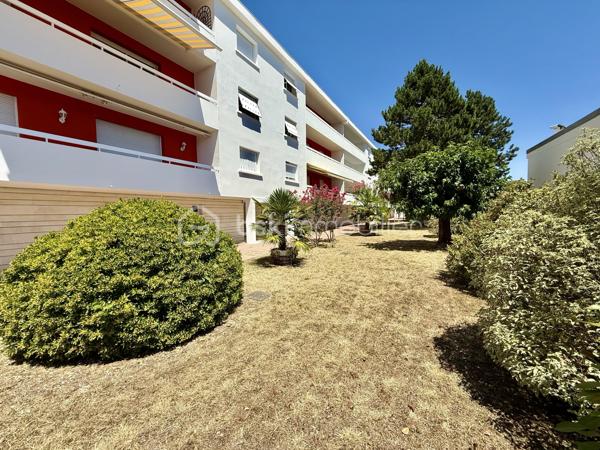 Idéalement situé à Royan, à seulement 5 minutes à pied de la plage de Pontaillac et à proximité des commerces, découvrez ce bel appartement traversant, lumineux et parfaitement entretenu, offrant une vue dégagée sur Royan.
Situé au 3 ème étage d'une résidence calme et soignée, cet appartement de 92 m² vous séduira par ces beaux volumes et sa luminosité naturelle.

Il se compose de : 

Une entrée accueillante.
Une cuisine indépendante.
Un vaste salon-salle à manger de 35 m², très lumineux.
Une salle d'eau entièrement rénovée.
Des toilettes indépendants.
3 chambres de 9,5 m², 10,5 m², 11,5 m².
Un agréable balcon, idéal pour partager des moments de détente en toute tranquillité.
En complément, vous bénéficierez de prestations appréciées :
Un garage fermé de 15 m² avec porte motorisée.
Une cave de 7 m².

Des places de stationnement extérieur, pratique pour accueillir.
Les façades ont été entièrement rénovées et les toitures refaites, garantissant un cadre de vie serein.

Les plus :

Emplacement recherché, proche de la plage et des commerces.
Appartement traversant.
Belle vue dégagée sur Royan.
Fenêtre en PVC double vitrage.
Volets en PVC.
Salle d'eau récente.
Garage motorisé.
Cave.

Résidence sécurisée et parfaitement entretenue.
Pour tout renseignement où organiser une visite n'hésitez pas à nous contacter.