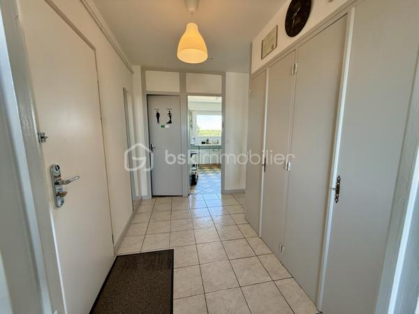 Idéalement situé à Royan, à seulement 5 minutes à pied de la plage de Pontaillac et à proximité des commerces, découvrez ce bel appartement traversant, lumineux et parfaitement entretenu, offrant une vue dégagée sur Royan.
Situé au 3 ème étage d'une résidence calme et soignée, cet appartement de 92 m² vous séduira par ces beaux volumes et sa luminosité naturelle.

Il se compose de : 

Une entrée accueillante.
Une cuisine indépendante.
Un vaste salon-salle à manger de 35 m², très lumineux.
Une salle d'eau entièrement rénovée.
Des toilettes indépendants.
3 chambres de 9,5 m², 10,5 m², 11,5 m².
Un agréable balcon, idéal pour partager des moments de détente en toute tranquillité.
En complément, vous bénéficierez de prestations appréciées :
Un garage fermé de 15 m² avec porte motorisée.
Une cave de 7 m².

Des places de stationnement extérieur, pratique pour accueillir.
Les façades ont été entièrement rénovées et les toitures refaites, garantissant un cadre de vie serein.

Les plus :

Emplacement recherché, proche de la plage et des commerces.
Appartement traversant.
Belle vue dégagée sur Royan.
Fenêtre en PVC double vitrage.
Volets en PVC.
Salle d'eau récente.
Garage motorisé.
Cave.

Résidence sécurisée et parfaitement entretenue.
Pour tout renseignement où organiser une visite n'hésitez pas à nous contacter.
