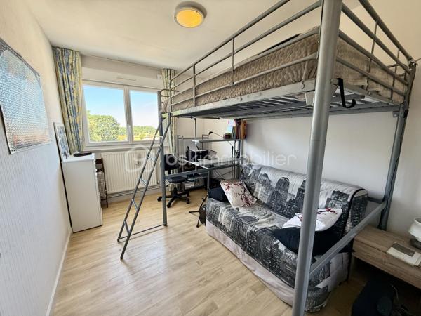 Idéalement situé à Royan, à seulement 5 minutes à pied de la plage de Pontaillac et à proximité des commerces, découvrez ce bel appartement traversant, lumineux et parfaitement entretenu, offrant une vue dégagée sur Royan.
Situé au 3 ème étage d'une résidence calme et soignée, cet appartement de 92 m² vous séduira par ces beaux volumes et sa luminosité naturelle.

Il se compose de : 

Une entrée accueillante.
Une cuisine indépendante.
Un vaste salon-salle à manger de 35 m², très lumineux.
Une salle d'eau entièrement rénovée.
Des toilettes indépendants.
3 chambres de 9,5 m², 10,5 m², 11,5 m².
Un agréable balcon, idéal pour partager des moments de détente en toute tranquillité.
En complément, vous bénéficierez de prestations appréciées :
Un garage fermé de 15 m² avec porte motorisée.
Une cave de 7 m².

Des places de stationnement extérieur, pratique pour accueillir.
Les façades ont été entièrement rénovées et les toitures refaites, garantissant un cadre de vie serein.

Les plus :

Emplacement recherché, proche de la plage et des commerces.
Appartement traversant.
Belle vue dégagée sur Royan.
Fenêtre en PVC double vitrage.
Volets en PVC.
Salle d'eau récente.
Garage motorisé.
Cave.

Résidence sécurisée et parfaitement entretenue.
Pour tout renseignement où organiser une visite n'hésitez pas à nous contacter.