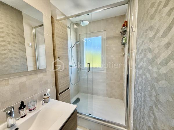 Idéalement situé à Royan, à seulement 5 minutes à pied de la plage de Pontaillac et à proximité des commerces, découvrez ce bel appartement traversant, lumineux et parfaitement entretenu, offrant une vue dégagée sur Royan.
Situé au 3 ème étage d'une résidence calme et soignée, cet appartement de 92 m² vous séduira par ces beaux volumes et sa luminosité naturelle.

Il se compose de : 

Une entrée accueillante.
Une cuisine indépendante.
Un vaste salon-salle à manger de 35 m², très lumineux.
Une salle d'eau entièrement rénovée.
Des toilettes indépendants.
3 chambres de 9,5 m², 10,5 m², 11,5 m².
Un agréable balcon, idéal pour partager des moments de détente en toute tranquillité.
En complément, vous bénéficierez de prestations appréciées :
Un garage fermé de 15 m² avec porte motorisée.
Une cave de 7 m².

Des places de stationnement extérieur, pratique pour accueillir.
Les façades ont été entièrement rénovées et les toitures refaites, garantissant un cadre de vie serein.

Les plus :

Emplacement recherché, proche de la plage et des commerces.
Appartement traversant.
Belle vue dégagée sur Royan.
Fenêtre en PVC double vitrage.
Volets en PVC.
Salle d'eau récente.
Garage motorisé.
Cave.

Résidence sécurisée et parfaitement entretenue.
Pour tout renseignement où organiser une visite n'hésitez pas à nous contacter.