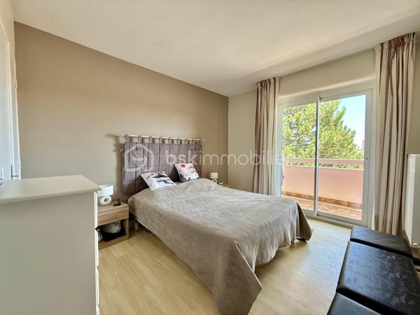 Idéalement situé à Royan, à seulement 5 minutes à pied de la plage de Pontaillac et à proximité des commerces, découvrez ce bel appartement traversant, lumineux et parfaitement entretenu, offrant une vue dégagée sur Royan.
Situé au 3 ème étage d'une résidence calme et soignée, cet appartement de 92 m² vous séduira par ces beaux volumes et sa luminosité naturelle.

Il se compose de : 

Une entrée accueillante.
Une cuisine indépendante.
Un vaste salon-salle à manger de 35 m², très lumineux.
Une salle d'eau entièrement rénovée.
Des toilettes indépendants.
3 chambres de 9,5 m², 10,5 m², 11,5 m².
Un agréable balcon, idéal pour partager des moments de détente en toute tranquillité.
En complément, vous bénéficierez de prestations appréciées :
Un garage fermé de 15 m² avec porte motorisée.
Une cave de 7 m².

Des places de stationnement extérieur, pratique pour accueillir.
Les façades ont été entièrement rénovées et les toitures refaites, garantissant un cadre de vie serein.

Les plus :

Emplacement recherché, proche de la plage et des commerces.
Appartement traversant.
Belle vue dégagée sur Royan.
Fenêtre en PVC double vitrage.
Volets en PVC.
Salle d'eau récente.
Garage motorisé.
Cave.

Résidence sécurisée et parfaitement entretenue.
Pour tout renseignement où organiser une visite n'hésitez pas à nous contacter.