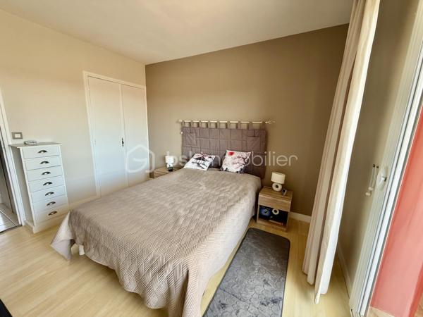 Idéalement situé à Royan, à seulement 5 minutes à pied de la plage de Pontaillac et à proximité des commerces, découvrez ce bel appartement traversant, lumineux et parfaitement entretenu, offrant une vue dégagée sur Royan.
Situé au 3 ème étage d'une résidence calme et soignée, cet appartement de 92 m² vous séduira par ces beaux volumes et sa luminosité naturelle.

Il se compose de : 

Une entrée accueillante.
Une cuisine indépendante.
Un vaste salon-salle à manger de 35 m², très lumineux.
Une salle d'eau entièrement rénovée.
Des toilettes indépendants.
3 chambres de 9,5 m², 10,5 m², 11,5 m².
Un agréable balcon, idéal pour partager des moments de détente en toute tranquillité.
En complément, vous bénéficierez de prestations appréciées :
Un garage fermé de 15 m² avec porte motorisée.
Une cave de 7 m².

Des places de stationnement extérieur, pratique pour accueillir.
Les façades ont été entièrement rénovées et les toitures refaites, garantissant un cadre de vie serein.

Les plus :

Emplacement recherché, proche de la plage et des commerces.
Appartement traversant.
Belle vue dégagée sur Royan.
Fenêtre en PVC double vitrage.
Volets en PVC.
Salle d'eau récente.
Garage motorisé.
Cave.

Résidence sécurisée et parfaitement entretenue.
Pour tout renseignement où organiser une visite n'hésitez pas à nous contacter.