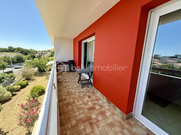 Idéalement situé à Royan, à seulement 5 minutes à pied de la plage de Pontaillac et à proximité des commerces, découvrez ce bel appartement traversant, lumineux et parfaitement entretenu, offrant une vue dégagée sur Royan.
Situé au 3 ème étage d'une résidence calme et soignée, cet appartement de 92 m² vous séduira par ces beaux volumes et sa luminosité naturelle.

Il se compose de : 

Une entrée accueillante.
Une cuisine indépendante.
Un vaste salon-salle à manger de 35 m², très lumineux.
Une salle d'eau entièrement rénovée.
Des toilettes indépendants.
3 chambres de 9,5 m², 10,5 m², 11,5 m².
Un agréable balcon, idéal pour partager des moments de détente en toute tranquillité.
En complément, vous bénéficierez de prestations appréciées :
Un garage fermé de 15 m² avec porte motorisée.
Une cave de 7 m².

Des places de stationnement extérieur, pratique pour accueillir.
Les façades ont été entièrement rénovées et les toitures refaites, garantissant un cadre de vie serein.

Les plus :

Emplacement recherché, proche de la plage et des commerces.
Appartement traversant.
Belle vue dégagée sur Royan.
Fenêtre en PVC double vitrage.
Volets en PVC.
Salle d'eau récente.
Garage motorisé.
Cave.

Résidence sécurisée et parfaitement entretenue.
Pour tout renseignement où organiser une visite n'hésitez pas à nous contacter.