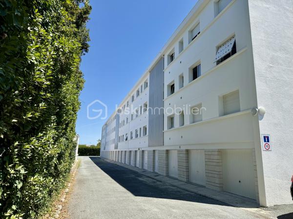 Idéalement situé à Royan, à seulement 5 minutes à pied de la plage de Pontaillac et à proximité des commerces, découvrez ce bel appartement traversant, lumineux et parfaitement entretenu, offrant une vue dégagée sur Royan.
Situé au 3 ème étage d'une résidence calme et soignée, cet appartement de 92 m² vous séduira par ces beaux volumes et sa luminosité naturelle.

Il se compose de : 

Une entrée accueillante.
Une cuisine indépendante.
Un vaste salon-salle à manger de 35 m², très lumineux.
Une salle d'eau entièrement rénovée.
Des toilettes indépendants.
3 chambres de 9,5 m², 10,5 m², 11,5 m².
Un agréable balcon, idéal pour partager des moments de détente en toute tranquillité.
En complément, vous bénéficierez de prestations appréciées :
Un garage fermé de 15 m² avec porte motorisée.
Une cave de 7 m².

Des places de stationnement extérieur, pratique pour accueillir.
Les façades ont été entièrement rénovées et les toitures refaites, garantissant un cadre de vie serein.

Les plus :

Emplacement recherché, proche de la plage et des commerces.
Appartement traversant.
Belle vue dégagée sur Royan.
Fenêtre en PVC double vitrage.
Volets en PVC.
Salle d'eau récente.
Garage motorisé.
Cave.

Résidence sécurisée et parfaitement entretenue.
Pour tout renseignement où organiser une visite n'hésitez pas à nous contacter.