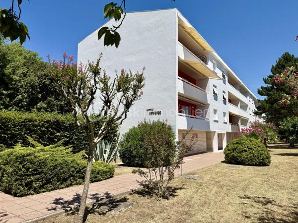 Idéalement situé à Royan, à seulement 5 minutes à pied de la plage de Pontaillac et à proximité des commerces, découvrez ce bel appartement traversant, lumineux et parfaitement entretenu, offrant une vue dégagée sur Royan.
Situé au 3 ème étage d'une résidence calme et soignée, cet appartement de 92 m² vous séduira par ces beaux volumes et sa luminosité naturelle.

Il se compose de : 

Une entrée accueillante.
Une cuisine indépendante.
Un vaste salon-salle à manger de 35 m², très lumineux.
Une salle d'eau entièrement rénovée.
Des toilettes indépendants.
3 chambres de 9,5 m², 10,5 m², 11,5 m².
Un agréable balcon, idéal pour partager des moments de détente en toute tranquillité.
En complément, vous bénéficierez de prestations appréciées :
Un garage fermé de 15 m² avec porte motorisée.
Une cave de 7 m².

Des places de stationnement extérieur, pratique pour accueillir.
Les façades ont été entièrement rénovées et les toitures refaites, garantissant un cadre de vie serein.

Les plus :

Emplacement recherché, proche de la plage et des commerces.
Appartement traversant.
Belle vue dégagée sur Royan.
Fenêtre en PVC double vitrage.
Volets en PVC.
Salle d'eau récente.
Garage motorisé.
Cave.

Résidence sécurisée et parfaitement entretenue.
Pour tout renseignement où organiser une visite n'hésitez pas à nous contacter.